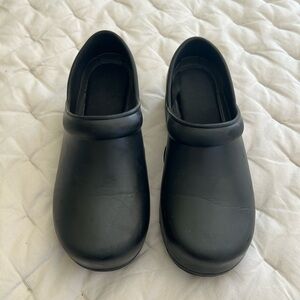 All black Anywear clogs